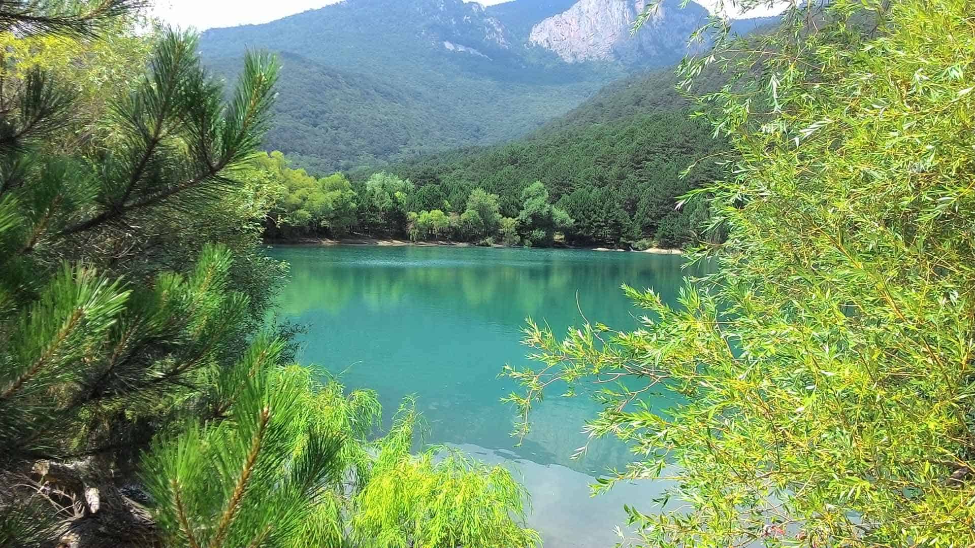 Бирюзовое озеро достопримечательности крыма