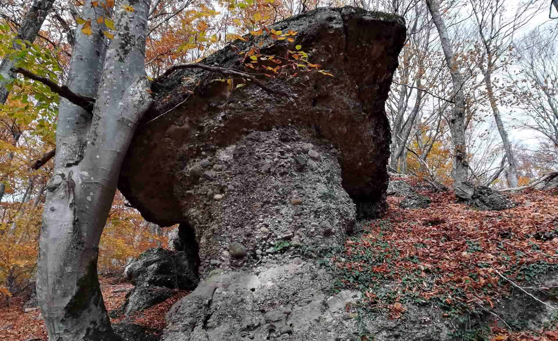 Каменные гриб у подножия Эльх-Кая достопримечательности крыма